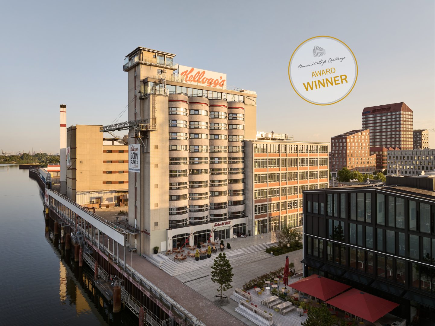 Ehemaliges Getreidesilo, transformiert zu einem Hotel und heute ein prägnanter neuer Orientierungspunkt im Stadtbild von Bremen.