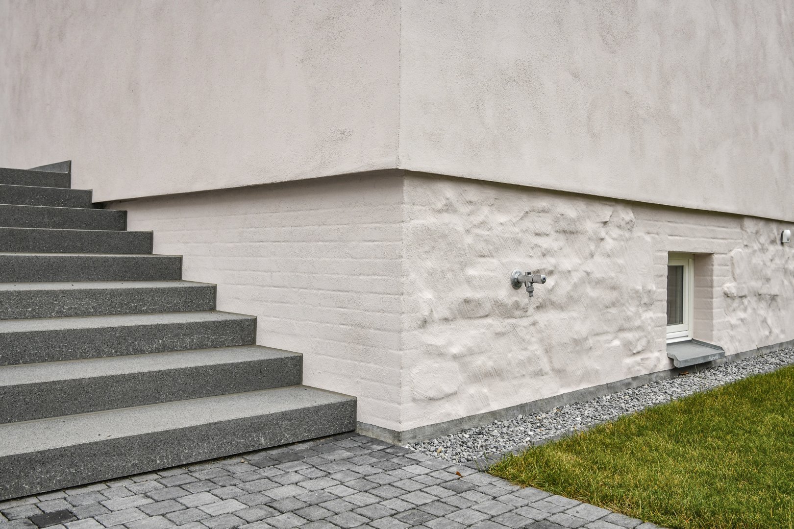 Haus auf Sockel – edel und natürlich