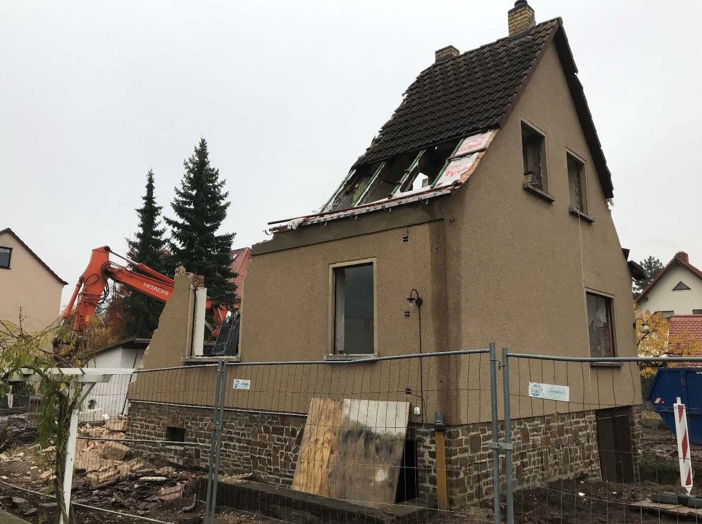 Haus auf Sockel – edel und natürlich